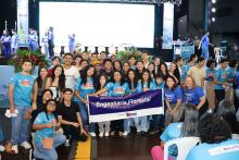 Calouros aproveitam o momento para fazerem registros. Foto: Sidney Oliveira/Ascom Uepa.