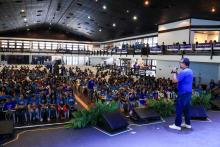 O reitor Clay Chagas compartilhou sua alegria por mais um momento simbólico de reencontro com os estudantes. Foto: Sidney Oliveira/Ascom Uepa.