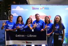 Participantes do evento em foto com o reitor e vice-reitora. Foto: Sidney Oliveira/Ascom Uepa.