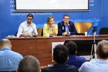 Os candidatos a reitor e vice - reitora, respectivamente, professor Anderson Maia e a professora Niele, apresentam as propostas  da chapa 2 ao Consun. Foto: Sidney Oliveira/Ascom Uepa.