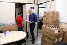 O reitor em exercício, Carlos Capela e o vice-reitor em exercício, Jofre Jacob entregam equipamentos ao Centro de Ciências Sociais e Educação (CCBS), na tarde desta sexta-feira, 11. Foto: Sidney Oliveira/Ascom Uepa.