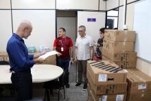 O reitor em exercício, Carlos Capela e o vice-reitor em exercício, Jofre Jacob entregam equipamentos ao Centro de Ciências Sociais e Educação (CCBS), na tarde desta sexta-feira, 11. Foto: Sidney Oliveira/Ascom Uepa.