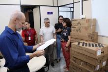 O reitor em exercício, Carlos Capela e o vice-reitor em exercício, Jofre Jacob entregam equipamentos ao Centro de Ciências Sociais e Educação (CCBS), na tarde desta sexta-feira, 11. Foto: Sidney Oliveira/Ascom Uepa.