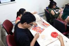 Na tarde desta Quarta-feira, 08,  iniciou a confecção de lanternas de bênção, onde desejos de Ano Novo são inscritos e enviados aos céus. É uma das atividades alusivas ao ano novo chinês. Foto: Sidney Oliveira/Ascom Uepa.