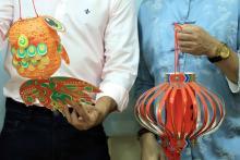 Na tarde desta Quarta-feira, 08,  iniciou a confecção de lanternas de bênção, onde desejos de Ano Novo são inscritos e enviados aos céus. É uma das atividades alusivas ao ano novo chinês. Foto: Sidney Oliveira/Ascom Uepa.