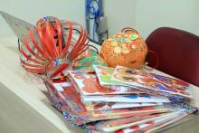 Na tarde desta Quarta-feira, 08,  iniciou a confecção de lanternas de bênção, onde desejos de Ano Novo são inscritos e enviados aos céus. É uma das atividades alusivas ao ano novo chinês. Foto: Sidney Oliveira/Ascom Uepa.