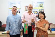 Na tarde desta Quarta-feira, 08,  iniciou a confecção de lanternas de bênção, onde desejos de Ano Novo são inscritos e enviados aos céus. É uma das atividades alusivas ao ano novo chinês. Foto: Sidney Oliveira/Ascom Uepa.