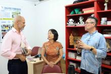 Na tarde desta Quarta-feira, 08,  iniciou a confecção de lanternas de bênção, onde desejos de Ano Novo são inscritos e enviados aos céus. É uma das atividades alusivas ao ano novo chinês. Foto: Sidney Oliveira/Ascom Uepa.