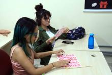 Na tarde desta Quarta-feira, 08,  iniciou a confecção de lanternas de bênção, onde desejos de Ano Novo são inscritos e enviados aos céus. É uma das atividades alusivas ao ano novo chinês. Foto: Sidney Oliveira/Ascom Uepa.