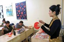 Na tarde desta Quarta-feira, 08,  iniciou a confecção de lanternas de bênção, onde desejos de Ano Novo são inscritos e enviados aos céus. É uma das atividades alusivas ao ano novo chinês. Foto: Sidney Oliveira/Ascom Uepa.