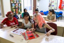 Na tarde desta Quarta-feira, 08,  iniciou a confecção de lanternas de bênção, onde desejos de Ano Novo são inscritos e enviados aos céus. É uma das atividades alusivas ao ano novo chinês. Foto: Sidney Oliveira/Ascom Uepa.