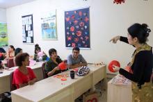 Na tarde desta Quarta-feira, 08,  iniciou a confecção de lanternas de bênção, onde desejos de Ano Novo são inscritos e enviados aos céus. É uma das atividades alusivas ao ano novo chinês. Foto: Sidney Oliveira/Ascom Uepa.