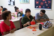 Na tarde desta Quarta-feira, 08,  iniciou a confecção de lanternas de bênção, onde desejos de Ano Novo são inscritos e enviados aos céus. É uma das atividades alusivas ao ano novo chinês. Foto: Sidney Oliveira/Ascom Uepa.