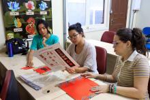 Na tarde desta Quarta-feira, 08,  iniciou a confecção de lanternas de bênção, onde desejos de Ano Novo são inscritos e enviados aos céus. É uma das atividades alusivas ao ano novo chinês. Foto: Sidney Oliveira/Ascom Uepa.