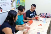 Na tarde desta Quarta-feira, 08,  iniciou a confecção de lanternas de bênção, onde desejos de Ano Novo são inscritos e enviados aos céus. É uma das atividades alusivas ao ano novo chinês. Foto: Sidney Oliveira/Ascom Uepa.