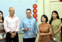 Na tarde desta Quarta-feira, 08,  iniciou a confecção de lanternas de bênção, onde desejos de Ano Novo são inscritos e enviados aos céus. É uma das atividades alusivas ao ano novo chinês. Foto: Sidney Oliveira/Ascom Uepa.