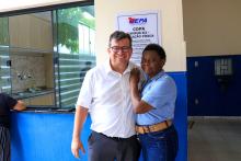 A nova copa da do Campus lll da Escola Superior de Educação Física foi entregue na manhã desta segunda-feira, 30. Na foto, o reitor Clay Chagas e a servidora responsável pela copa, Dulce Reis. Foto: Sidney Oliveira/Ascom uepa