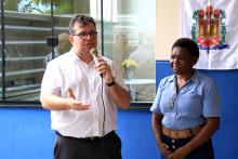 A nova copa da do Campus lll da Escola Superior de Educação Física foi entregue na manhã desta segunda-feira, 30. Na foto, o reitor Clay Chagas e a servidora responsável pela copa, Dulce Reis. Foto: Sidney Oliveira/Ascom uepa