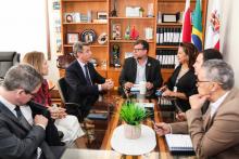 A reitoria da uepa, por meio do reitor Clay Chagas e a vice-reitora, Ilma Pastava, recebe a visita do Embaixador da Itália, Alessandro Cortese, Rosângela Maiorana (Vice-Cônsul Honorária da Itália no Pará) e Benedetto Reitano (Cônsul da Itália em Brasilia), na manhã desta sexta-feira (20). Foto: Sidney Oliveira/Ascom Uepa.