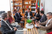 A reitoria da uepa, por meio do reitor Clay Chagas e a vice-reitora, Ilma Pastava, recebe a visita do Embaixador da Itália, Alessandro Cortese, Rosângela Maiorana (Vice-Cônsul Honorária da Itália no Pará) e Benedetto Reitano (Cônsul da Itália em Brasilia), na manhã desta sexta-feira (20). Foto: Sidney Oliveira/Ascom Uepa.