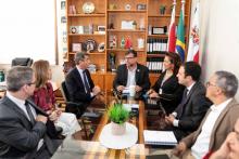 A reitoria da uepa, por meio do reitor Clay Chagas e a vice-reitora, Ilma Pastava, recebe a visita do Embaixador da Itália, Alessandro Cortese, Rosângela Maiorana (Vice-Cônsul Honorária da Itália no Pará) e Benedetto Reitano (Cônsul da Itália em Brasilia), na manhã desta sexta-feira (20). Foto: Sidney Oliveira/Ascom Uepa.