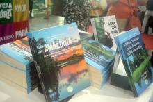 A Universidade do Estado do Pará (Uepa) integra a programação da 27ª Feira Pan-Amazônica do Livro e das Multivozes. No sábado (17), no estande da Eduepa, teve o lançamento dos livros da Série Vidas.  Foto: Marília Jardim/Ascom Uepa.